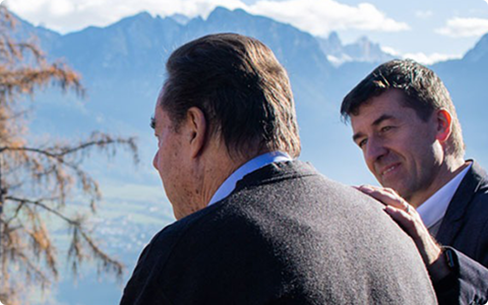 2 men chatting